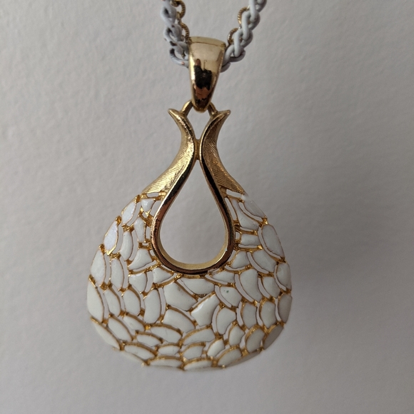 Vintage Cream and Gold Pendant Necklace - Picture 2 of 4